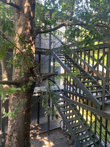 San Martin De Los Andes. Hermoso Departamento Dúplex De 3 Ambientes, 2 Dormitorios Y 2 Baños Para 4 Personas (como Máximo), Ubicado En El Centro De La Ciudad, Con Parrilla Y Laundry Free De Uso Común.