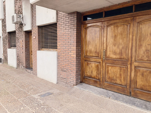 Venta Casa Barrio Constituyentes, Cochera Y Patio