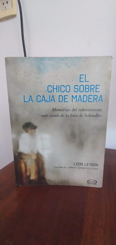 El Chico  Sobre La Caja De Madera De Leon Leyson De V&r