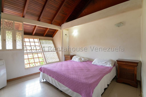 En Venta Casa Duplex - Urb. Colinas Del Tamanaco.