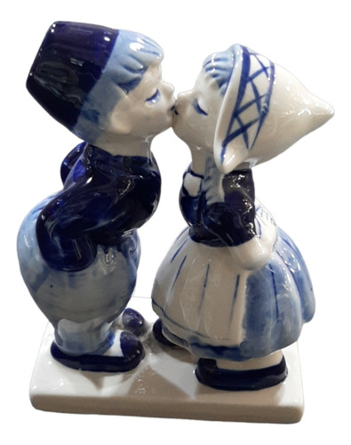 Estatua De Ceramica  Laqueada De Pareja Besandose