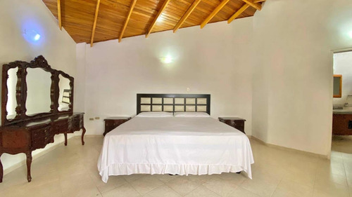 Imagen 13 de 20 de Casa De 5 Habitaciones Y 4 Baños Urb.los Chaguaramos