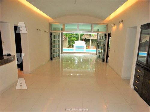 Casa En Venta, Estilo Clásico ,4 Recámaras En Residencial Campestre, Cancún