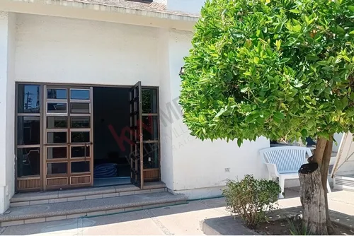 Casa De Una Planta, En Esquina, Con Salón De Eventos Y Alberca Climatizada