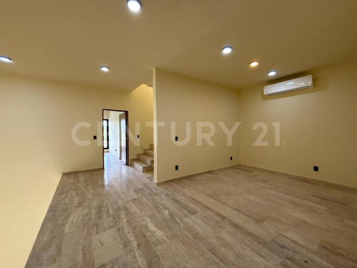 Residencia De Lujo En Vía Cumbres Con Amplios Espacios Y Exclusividad