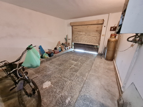 Vende Casa 3 Dormitorios, Patio Con Parrillero Y Garaje