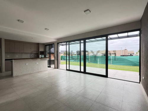 Se Vende Casa En Barrio Privado Lar De Vieytes Ii