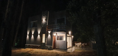 Imagen 3 de 18 de Casa Luminosa, Amplios Ventanales Al Bosque, Recientemente Inaugurada En Mar De Las Pampas