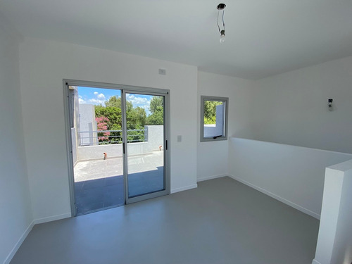 Imagen 25 de 30 de Venta Triplex 5 Ambientes Tigre C/parrilla Jardín