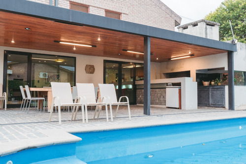 Casa En Venta En Carlos Paz De Categoria A 100 Metros Del Lago