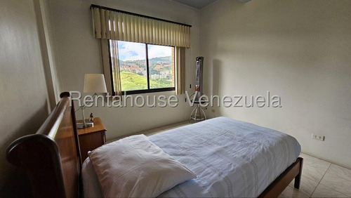 En Venta Hermosa Casa En Excelente Ubicación En Los Samanes 25-17999