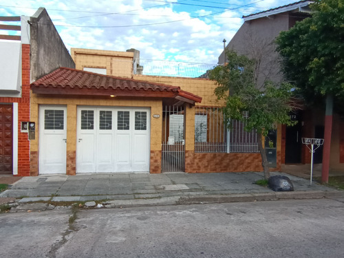 Casa Con Gge, Patio Y Terraza A 1 Cuadra De Av. Rivadavia