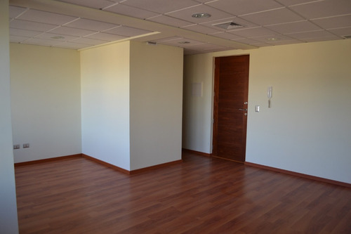 Amplia Oficina Con Planta Libre En Antonio Varas