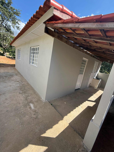 Casa Com Dois Quartos Sala E Cozinha Americana