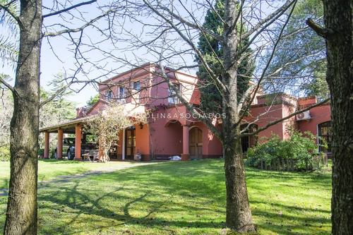 Casa De Gran Tamaño Ubicada En Zona Privilegiada.