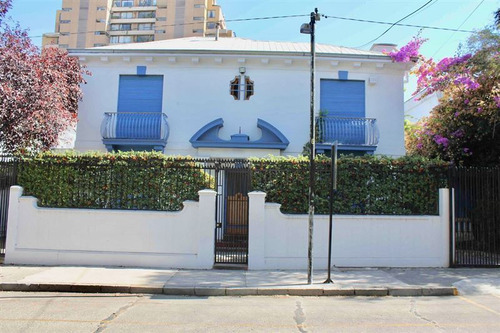 Casa En Venta De 7 Dorm. En Ñuñoa