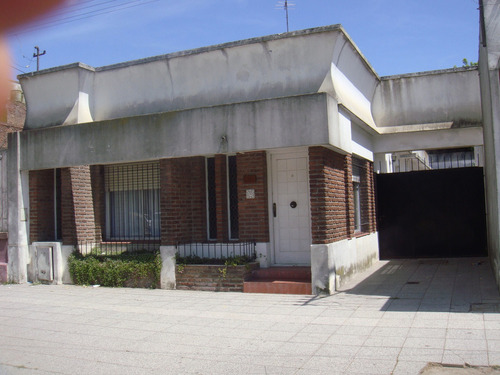 Venta Casa 4 Dormitorios Balcarce Con Cochera