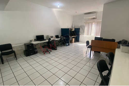 Local En Venta De 60.75 M² En Fovissste Playa Azul: Ideal Para Oficina Con Estacionamiento