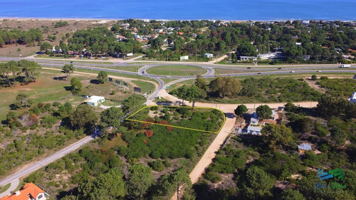 Imagen 4 de 10 de Venta De Terreno Esquinero En Club Del Lago Punta Ballena - Punta Ballena Club Del Lago