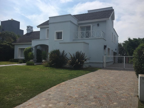 Imagen 2 de 20 de Casa En Venta B° La Reserva. 3 Dorm. Jardin Parquizacion. Lote Central.