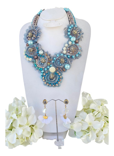 Collar Flor De Chifon Azul Con Perlas Blancas