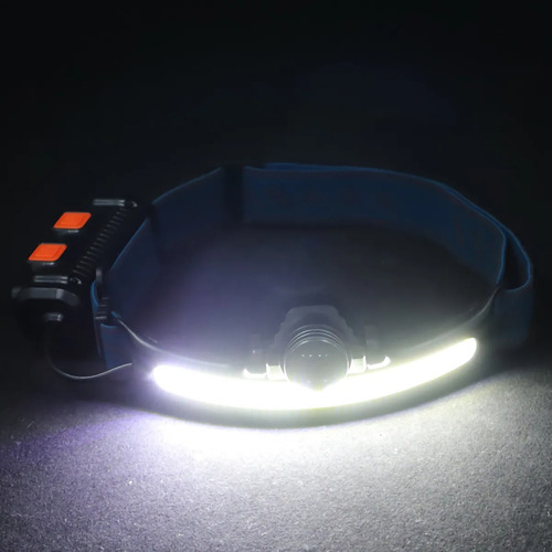Casco recargable con faro delantero y sensor