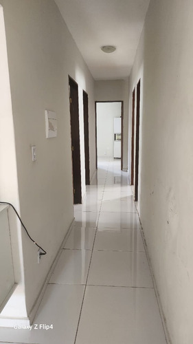 Casa Gradeada Com 5 Quartos (1 Suíte), Bem Localizada E Bem Ventilada. Reformada.
