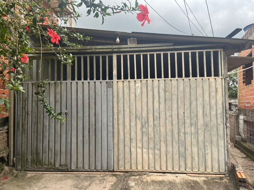 Casa Com 3 Quartos, 2 Banheiros E Vaga Para Até 2 Veículos