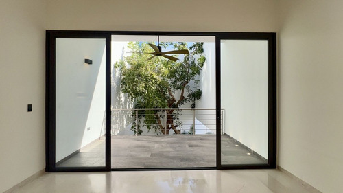 Residencia De Lujo En Venta Ubicada En La Privada Bosques De Altabrisa, Merida.