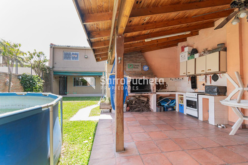 Venta Casa 6 Ambientes Con Amplio Parque En Barrio Pileta , Ramos Mejia.