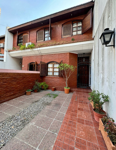 Duplex En Excelente Estado Sobre Calle Medina, Caseros Centro