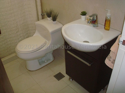 Imagen 9 de 13 de Casa Venta Tzas Del Club Hipico Mls # 21-24511 Hermosa Casa Actualizada, Fresca E Iluminada Con Mucho Potencial. Cuenta Con Hermosos Pisos De Granito Blanco.