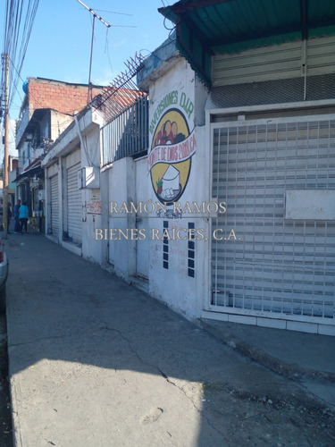 Casa De Uso Comercial En Venta. Urbanización La Paez En Catia La Mar.  