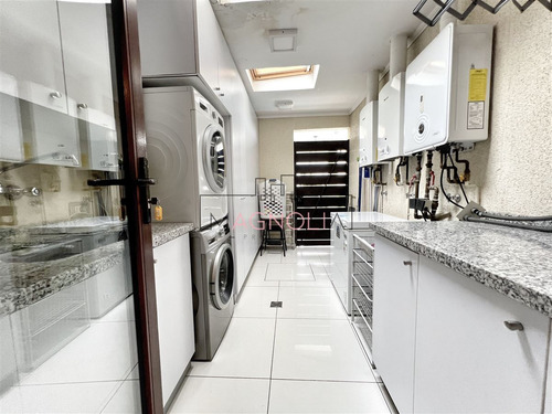 Casa En Venta De 5 Dorm. En Las Condes