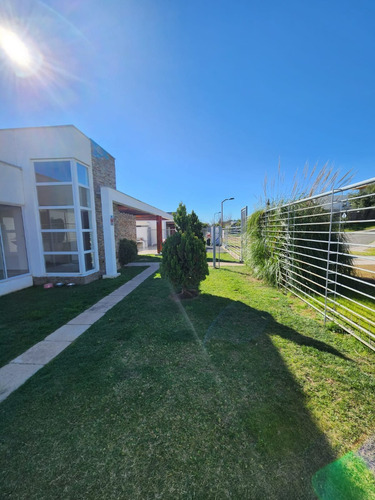 Se Arrienda Con Compromiso De Compra, Amplia Casa En Nogales