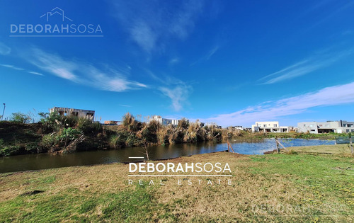 Casa En Venta En Barrio-el Canton -al Agua-zona Norte -a La Laguna-escobar
