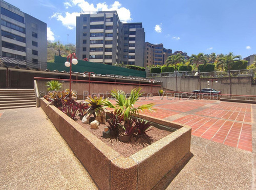 Ms: 25-12508. En Venta Amplio Apartamento En Colinas De Valle Arriba, A= 174 M2, 3h, 4b, 4p.