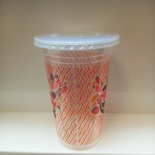 Imagem 2 de 5 de Copo Descartável Milk Shake 550ml Com Tampa + Canudo 50 Unid