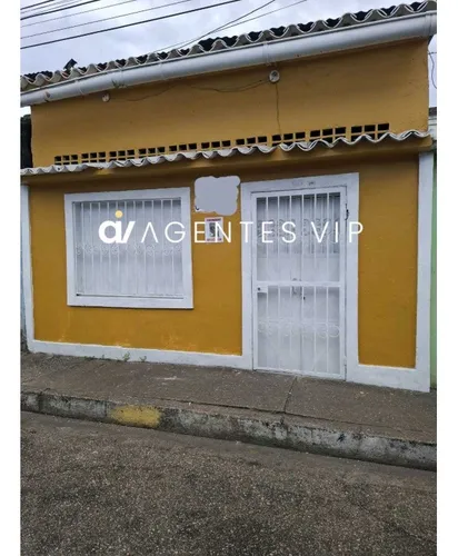 Calle Azcue, Centro