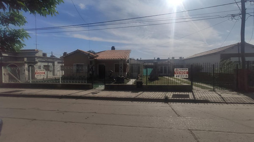 Se Vende Pintoresca Propiedad Con Inmenso Lote En El Centro De Capitan Bermudez