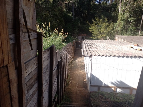Casa Com Dois Cômodos E Quintal Grande Mais Garagem