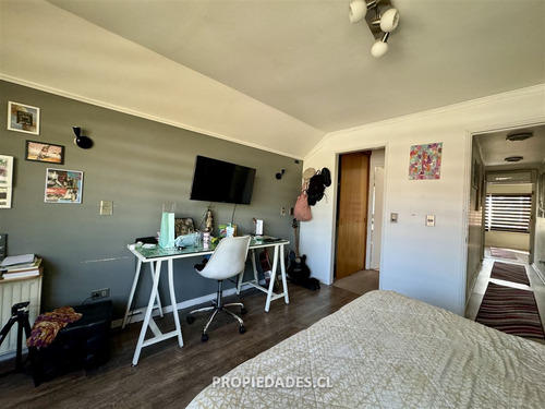 Casa En Venta De 4 Dorm + Servicio En Las Condes
