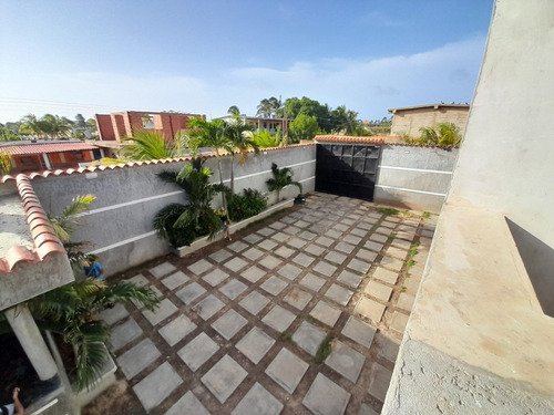 En Venta Amplia Casa Vacacional Ideal Para Posada En Chichiriviche.