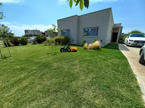 Casa Con 4 Dormitorios En Barrio San Alfonso, Pilar Del Este. Con Pileta, Jardín Y Espacio Vehicular Para 3 Autos.