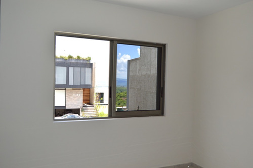 Casa Con Recámara En Planta Baja, Para Estrenar, Argenta Residencial En Zapopan