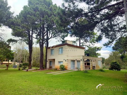 Casa De Categoria En Alquiler Costa Del Este Temporada Verano 2025 (no:costa Esmeralda,pinamar)