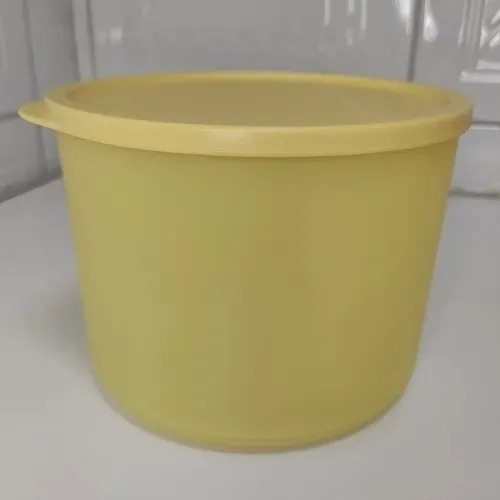 Tupperware redondo Refri Line de 2,1 litros, color amarillo