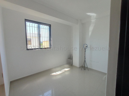 Moderno Apartamento En Venta Concepto Amerciano Remodelado Conjunto Privado Las Carolinas Turmero Vigilancia Pozo Estef 24-3492