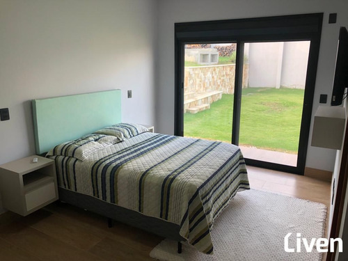 Imagem 24 de 30 de Maravilhosa Casa De 520m² Com 5 Suítes, Amplo Quintal, Área Gourmet, Piscina, 4 Vagas No Urbanova - 9400