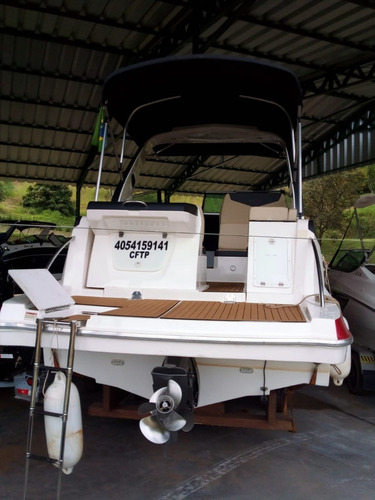 Lancha Ventura 300 Crossover